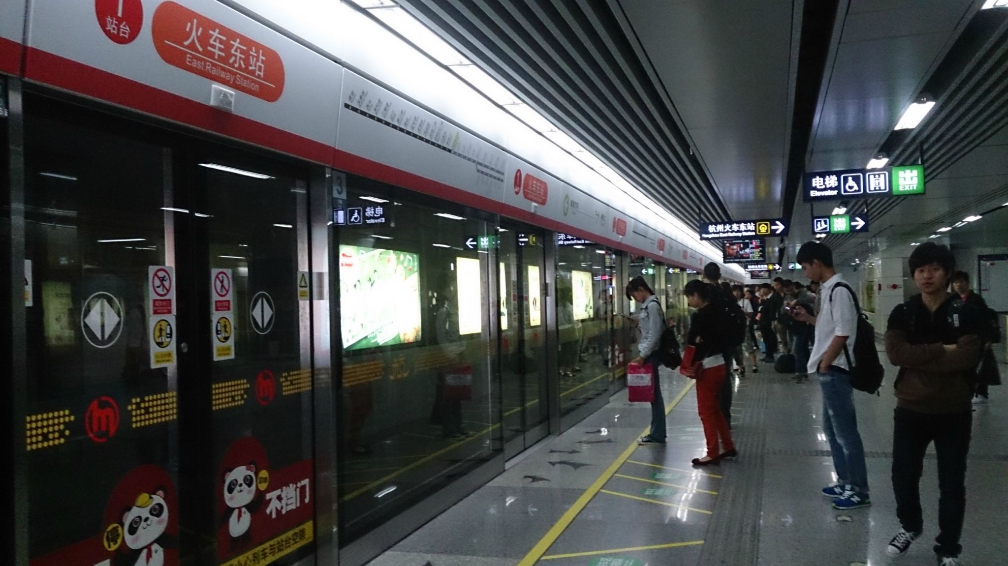 地鐵公交等公共場(chǎng)合空氣污染突出，市民盼望杭州室內(nèi)空氣檢測(cè)機(jī)構(gòu)進(jìn)行檢測(cè)